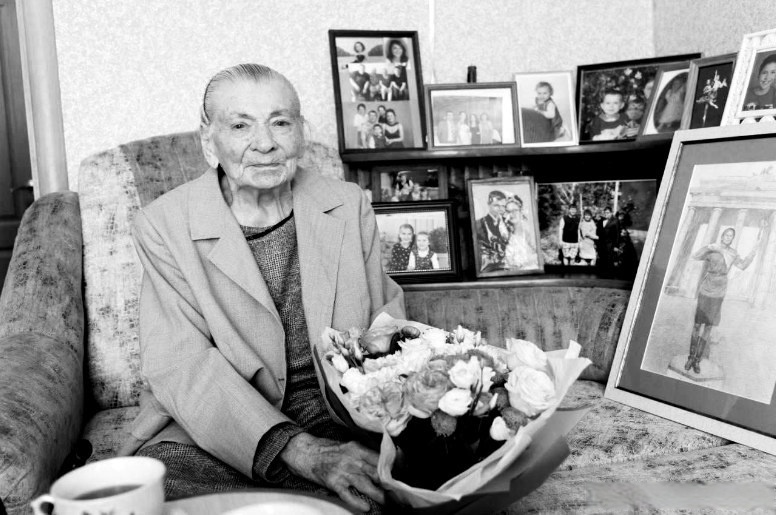 历史老照片:在德国柏林勃兰登堡门前指挥交通的苏联红军女兵