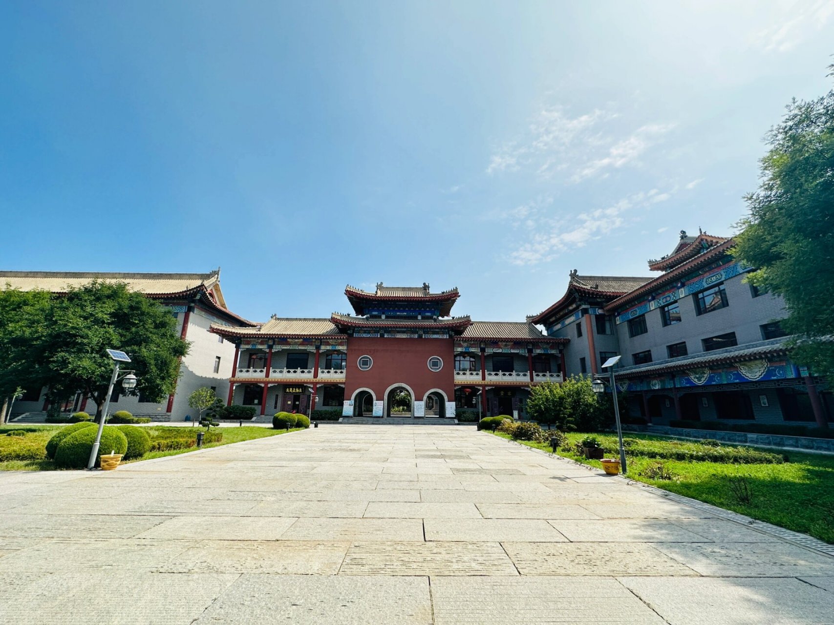 狐仙洞在大连湾的碧海观内,观内有胡 黄 常三家仙堂,还供奉有龙王