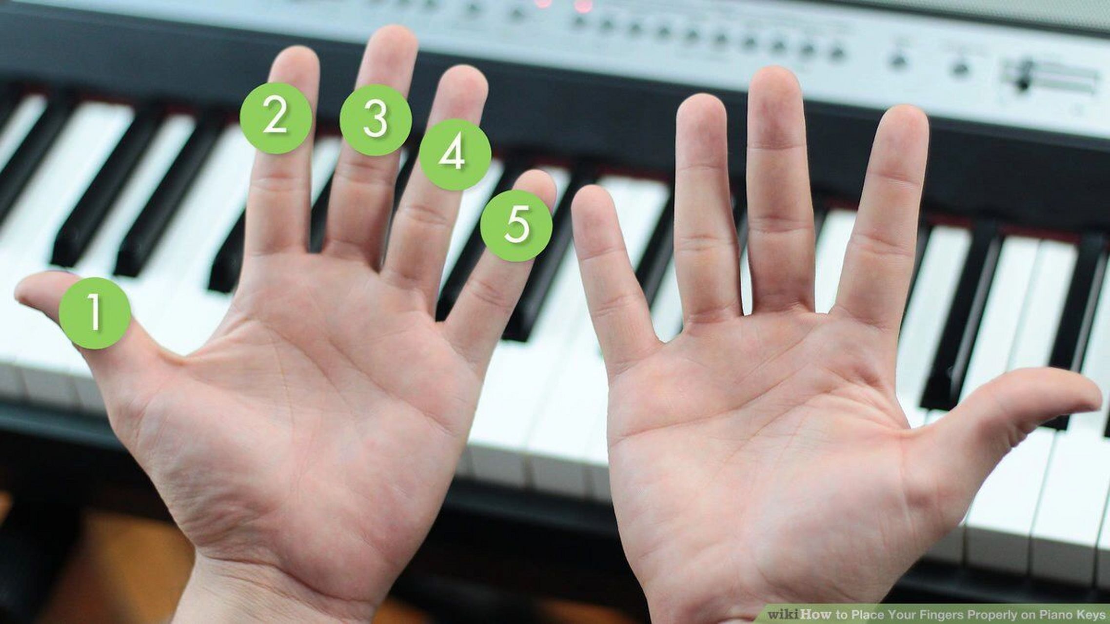 这种指法是一个手指对准一个琴键,五个手指依次排列在五个琴键上