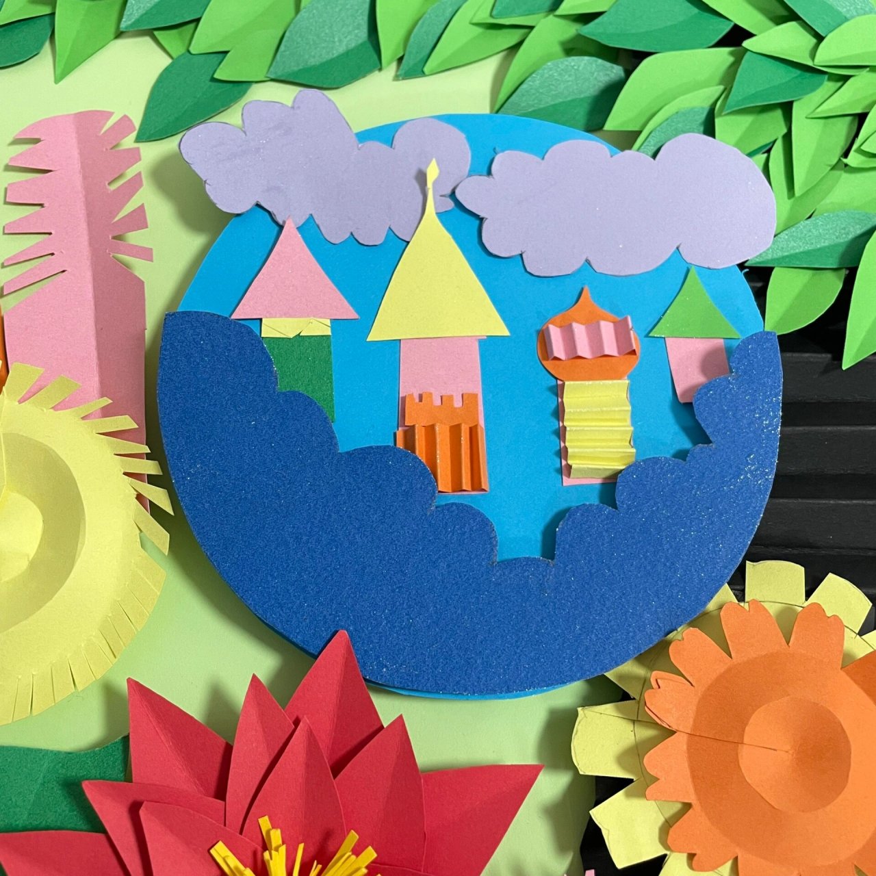 手工作品纸浮雕—花儿绿叶 借鉴的作品哦  材料:8k卡纸,双面胶,泡沫