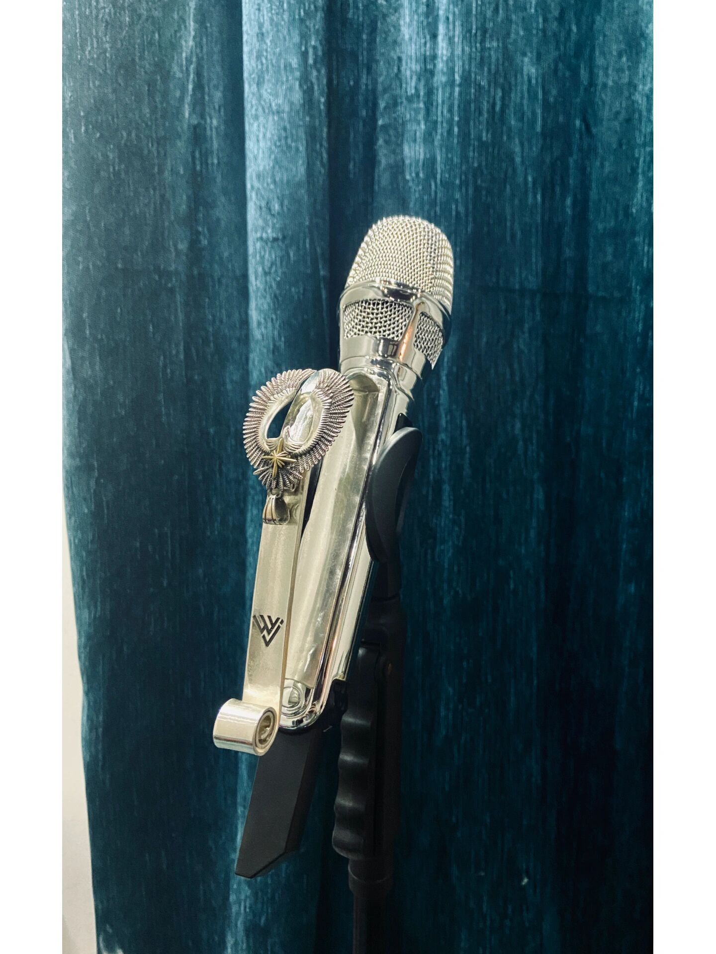 经过一个礼拜的制作,终于完成了,纯银手工打造的林俊杰同款圣剑麦克风