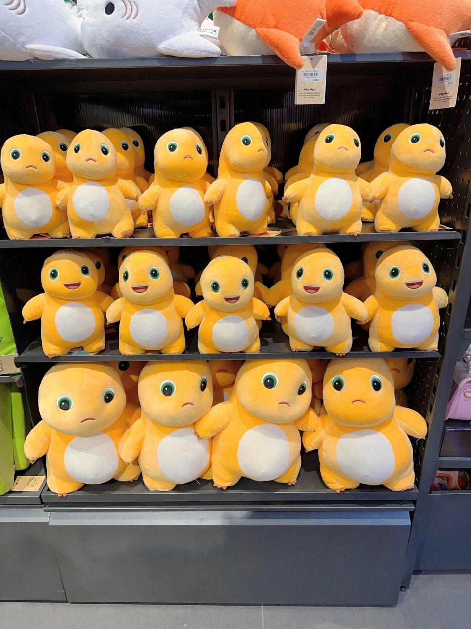 超可爱奶龙公仔,软呼呼的 谁还不想拥有这么可爱的公仔呢,软乎乎的