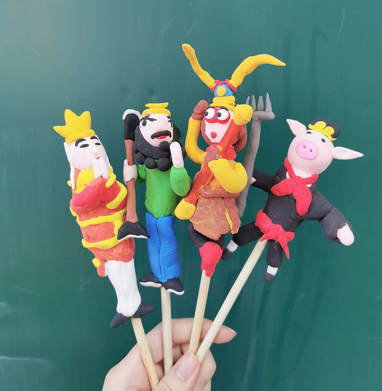 人美版美术三年级《民间面塑》捏面人 对于这种手工课孩子们兴趣很浓