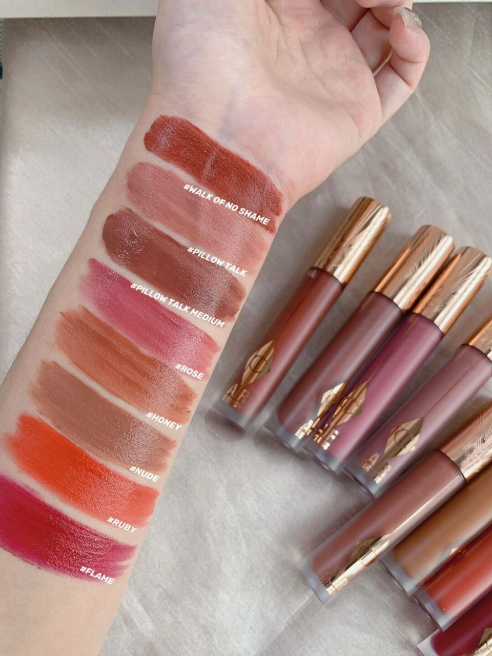 ct唇釉全试色来咯91live 光源:室内白天打光/ 黑底:对窗阳光77