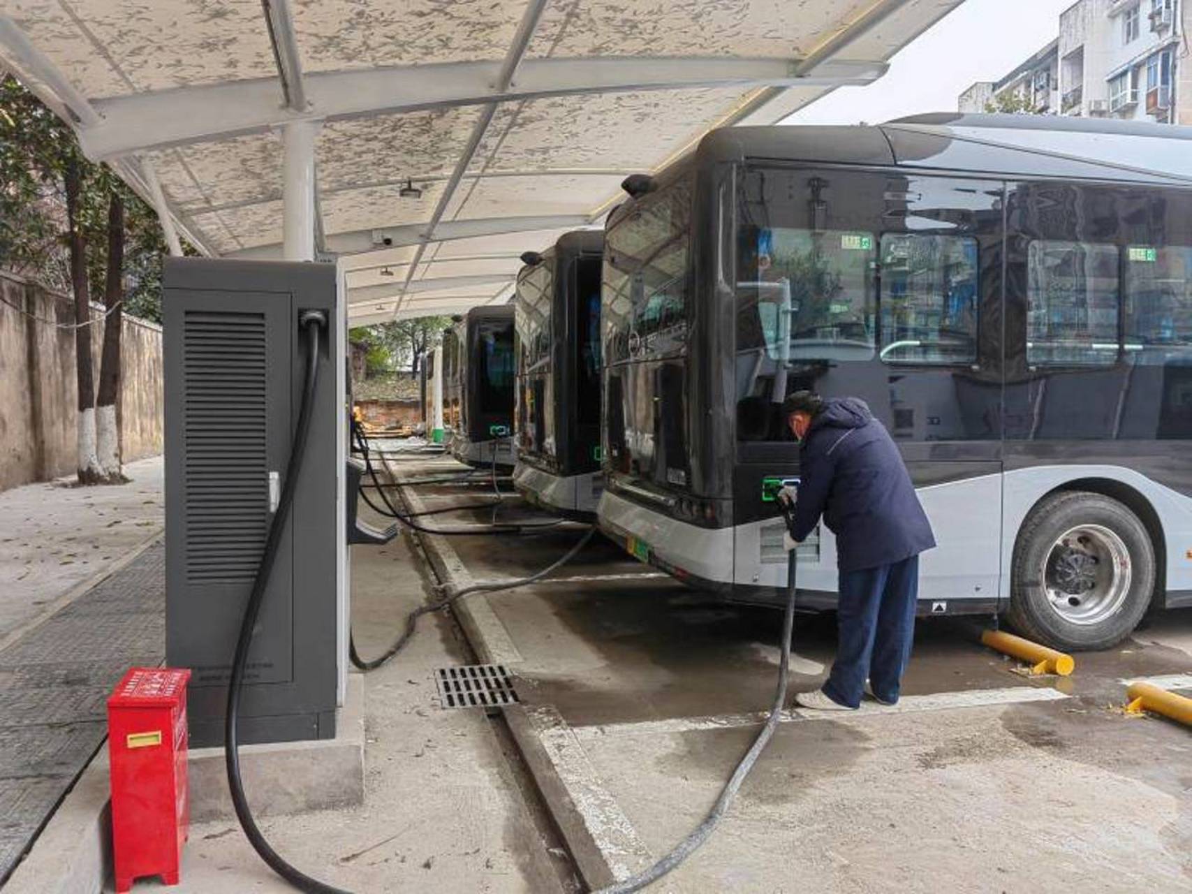 武汉公交花桥一村又建一座微型充电站】2023年1月1日10点,武汉公交293