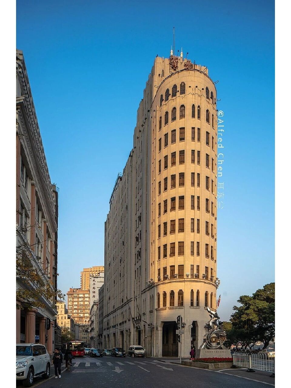 广州爱群大厦 爱群大厦又名爱群大酒店,是同盟会会员陈卓平先生集华侨