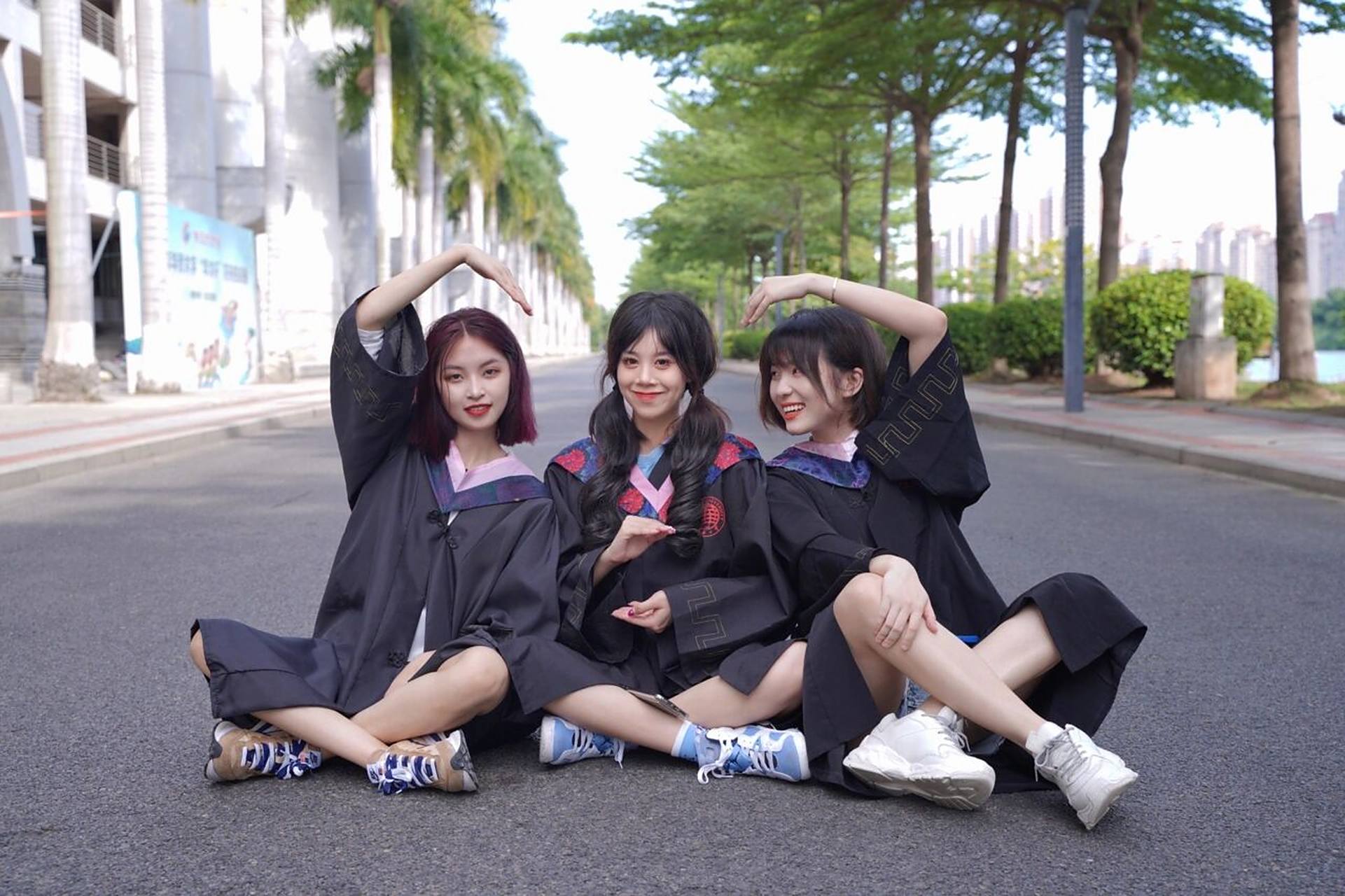 这样设计动作太巧妙     三人毕业照姿势小tips: p1:坐在学校某一个边