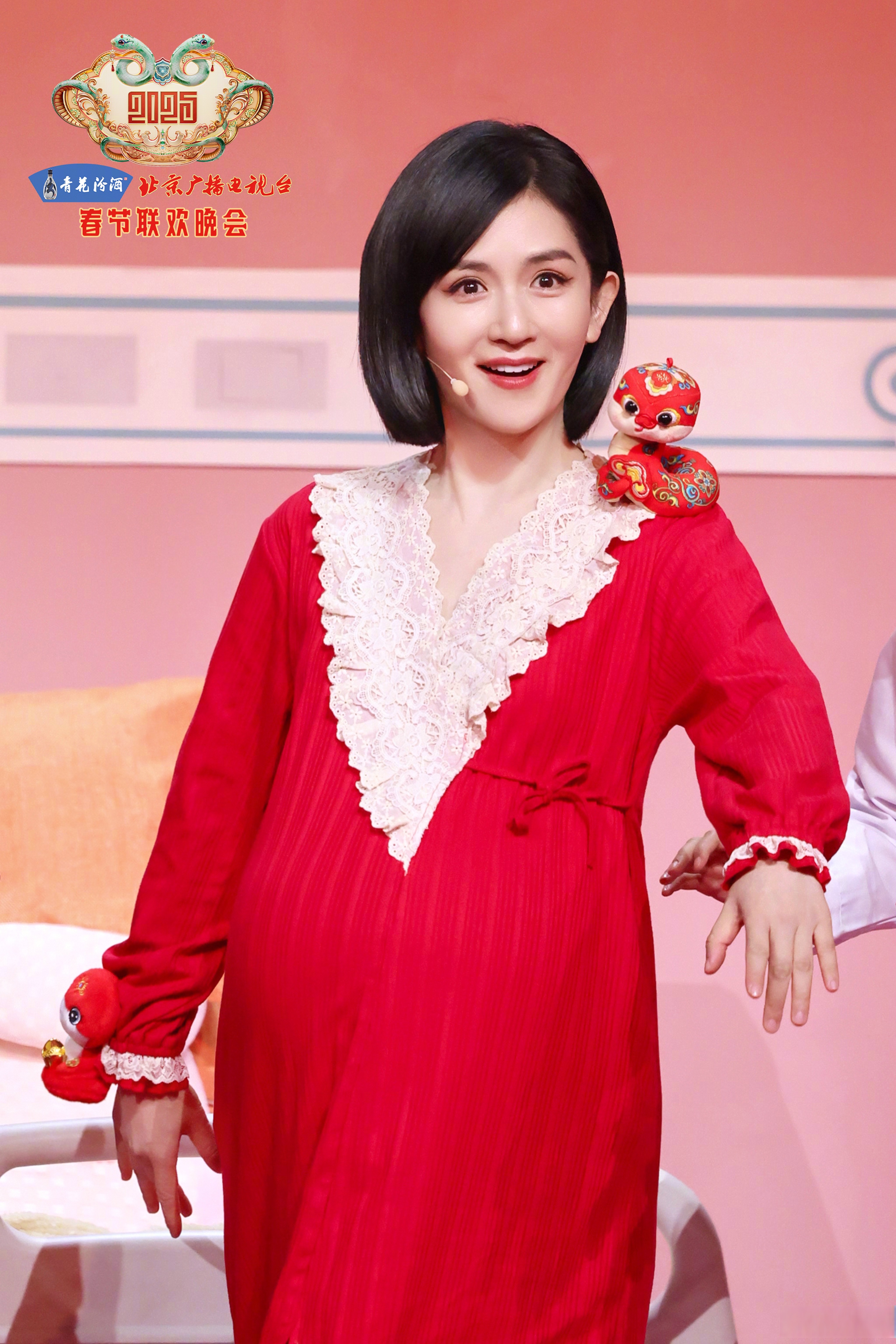 今晚是演员娜,19:30,来#北京台春晚# 和我谢娜大肚子主持女明星大肚要