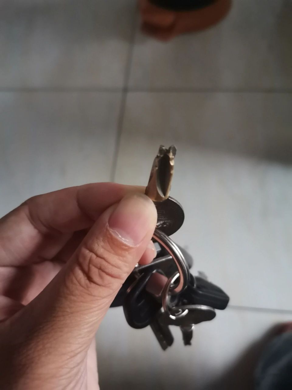 钥匙断到锁里怎么取出 如图,这种钥匙断到锁里,先用钥匙把门里边的