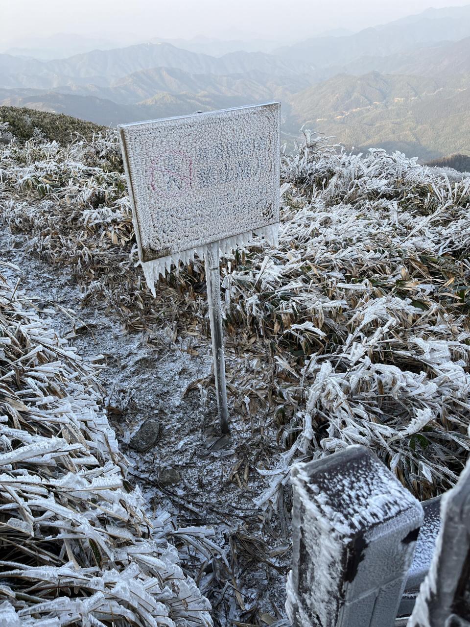 云冰山旅游景区位于湖南省永州市蓝山县西峰岭和广东省清远市连州市