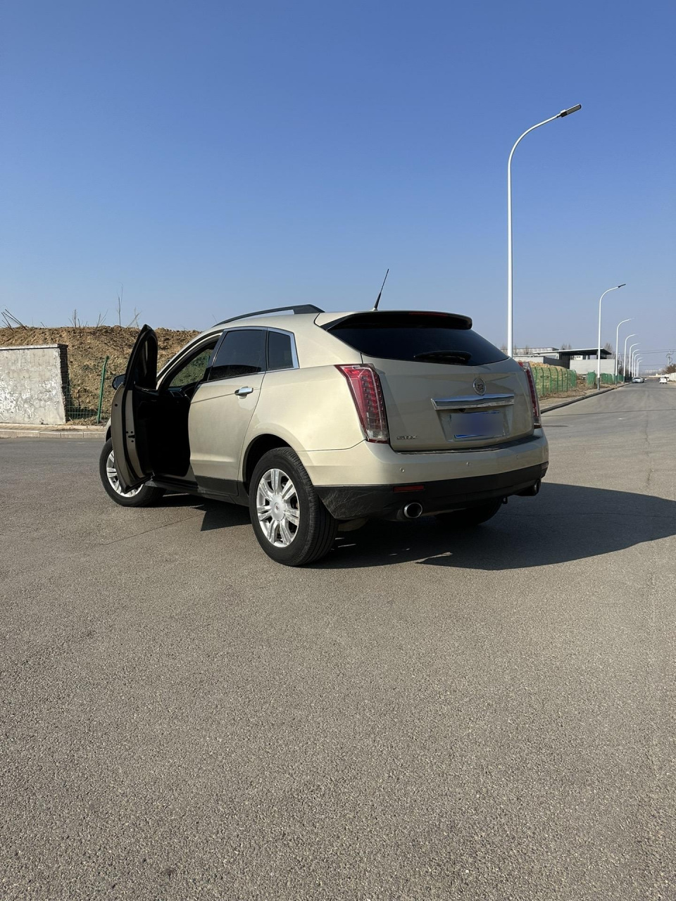 低价出,12年底凯迪拉克srx豪华四驱,12款,金色黑内,排量3.