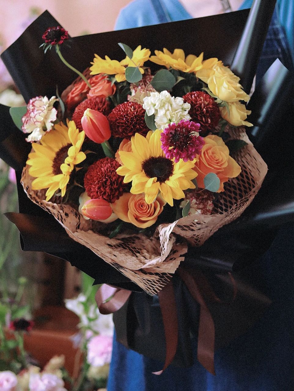 适合中年男士的生日花束 花材: 迷你向日葵,乒乓菊,郁金香,多头玫瑰