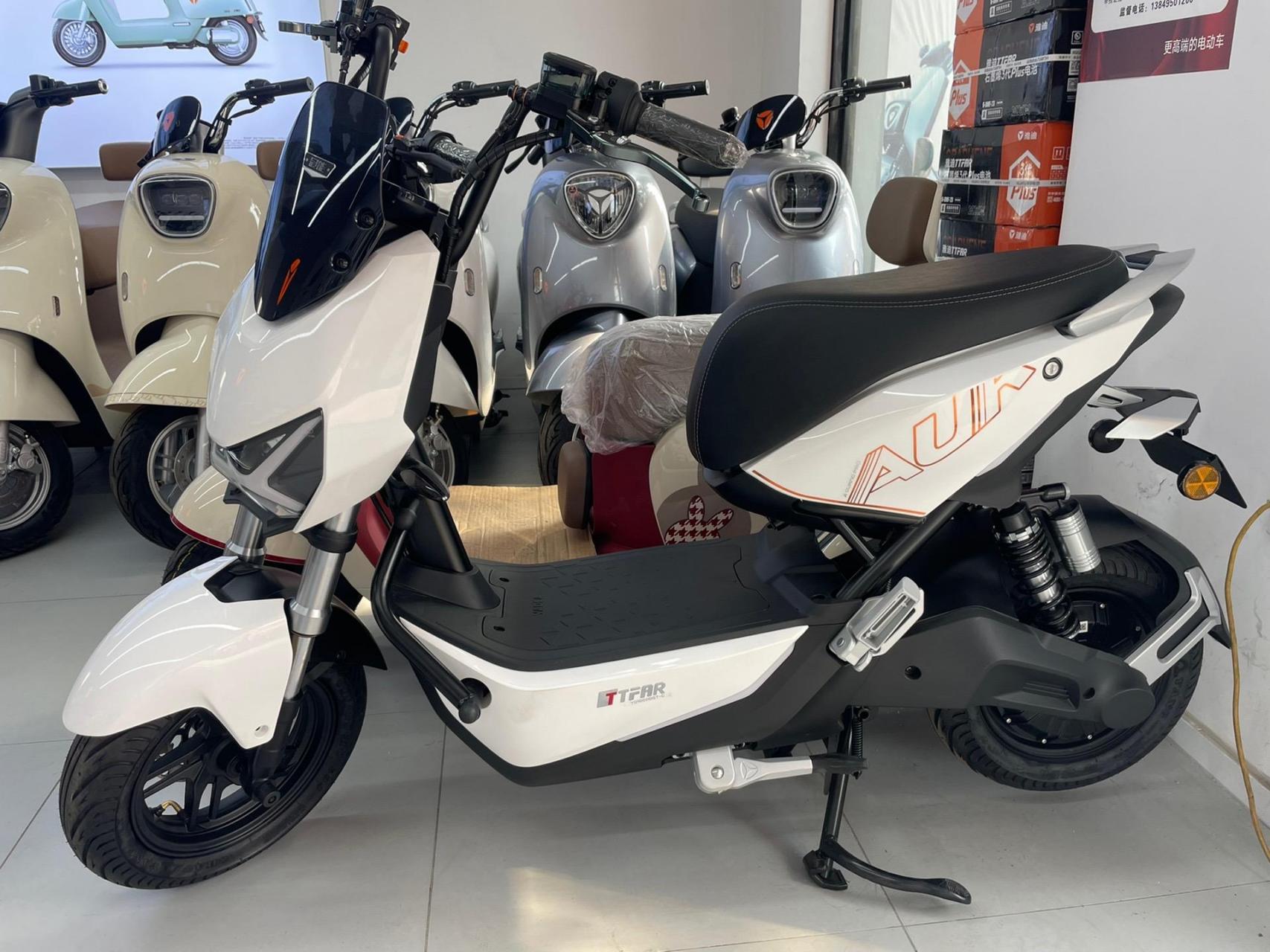 雅迪冠能极光4.0plus 智趣版 炫酷运动造型 彰显潮流风范