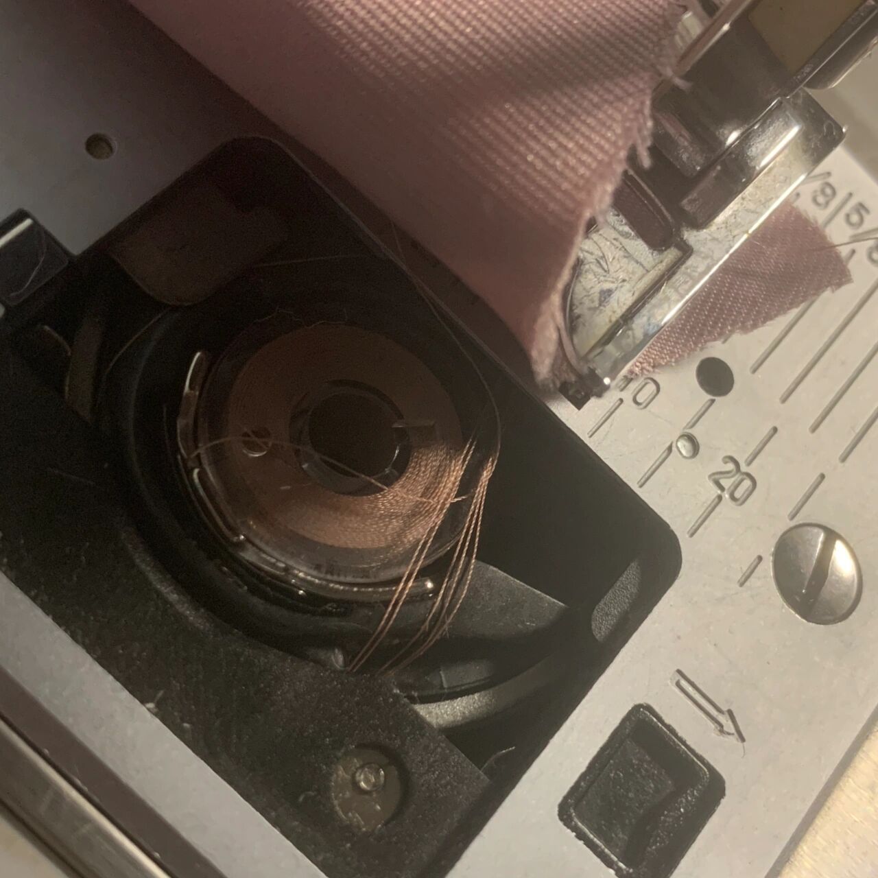 缝纫机是胜家    线没穿错,针也没问题,也打开清理过