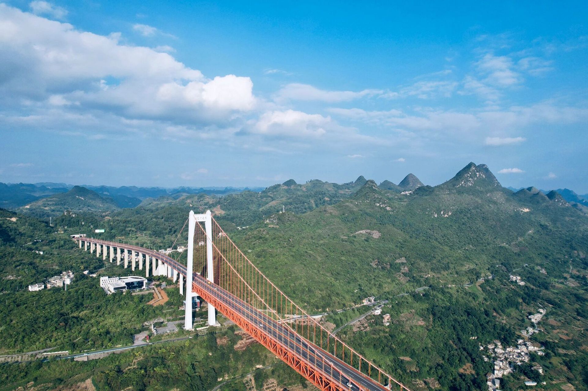 贵州桥梁奇迹之坝陵河大桥 坝陵河大桥位于贵州安顺市关岭布依族苗族