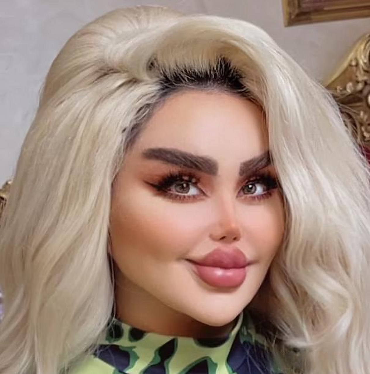 纳伊姆花费了数千美元进行令人震惊的改造,以看起来像这个标志性人物