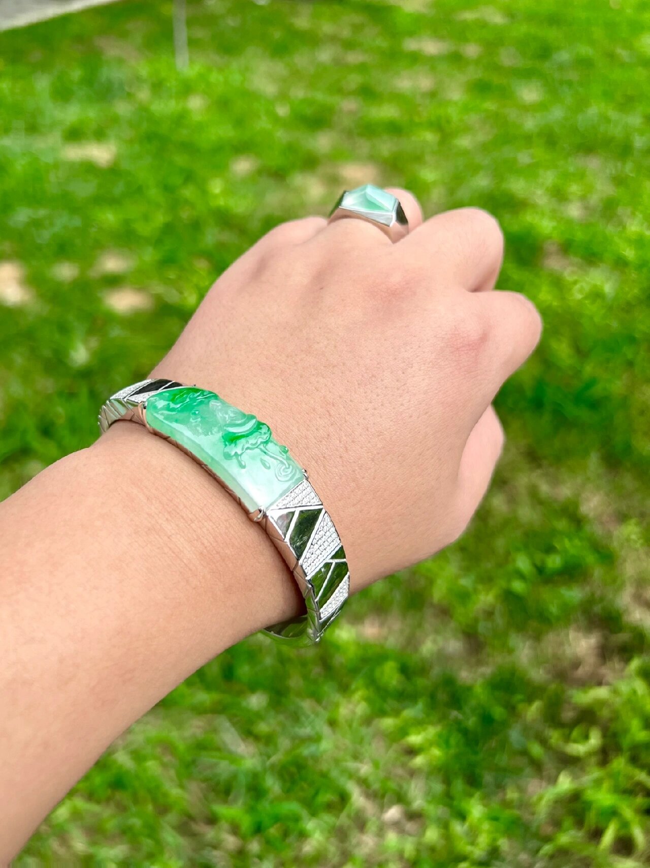 有点酷的男士翡翠手镯