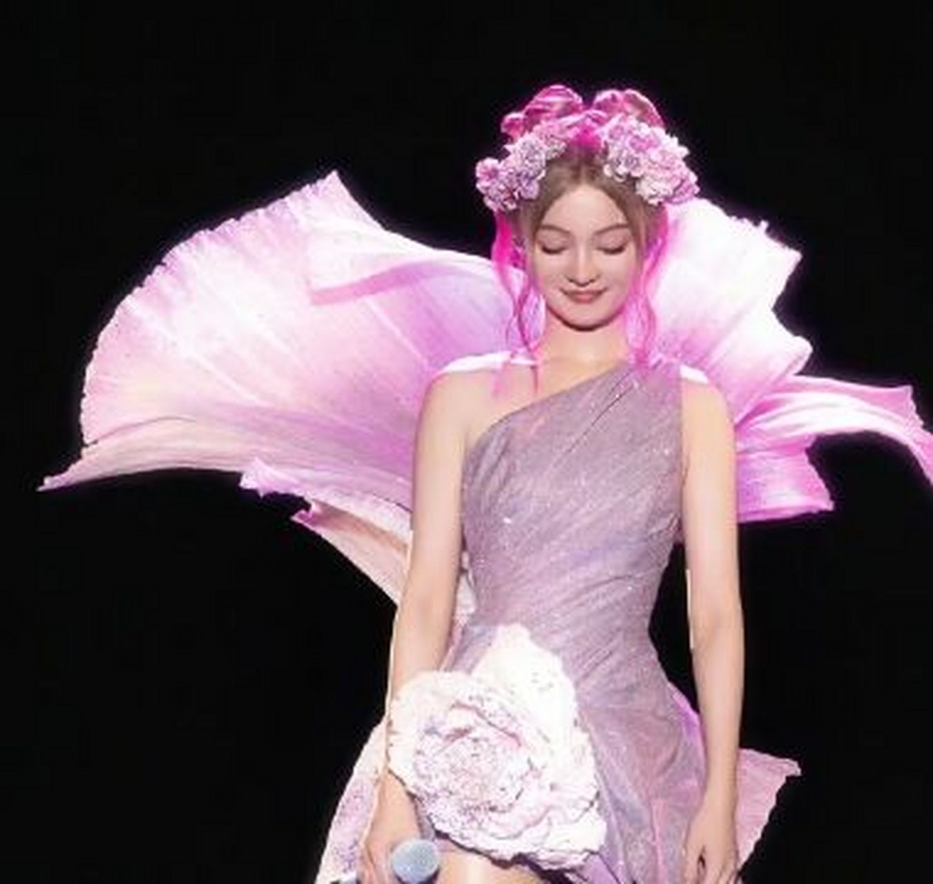 果然张韶涵的造型从不让人失望过 这套花仙子造型好美好仙,仿佛张韶涵