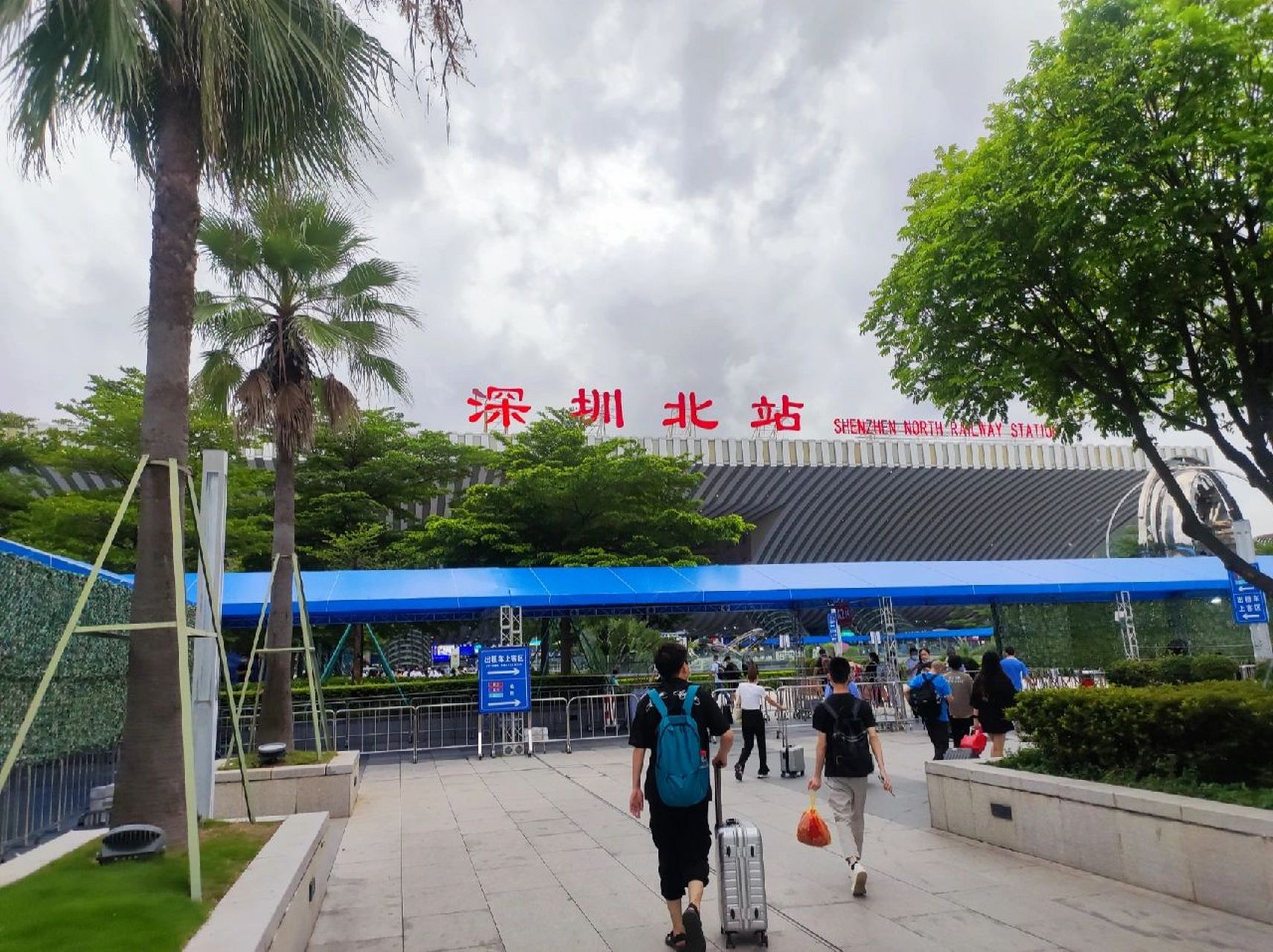 深圳北站如何出站,是走东广场还是西广场? 首先,有没有接你,如何接你?