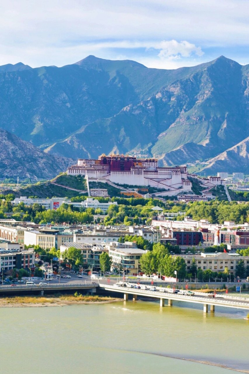 来拉萨一定要登一次南山公园! "山巅登顶瞰全景,俯瞰拉萨如画屏.