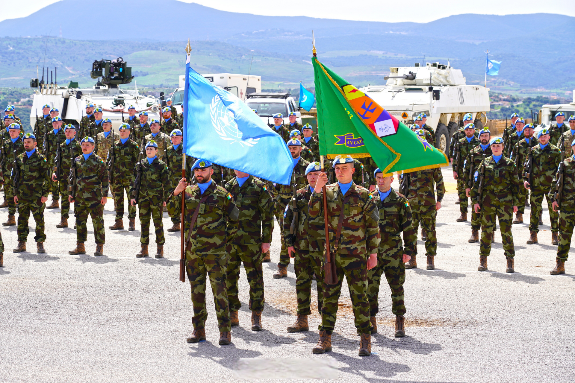 17日,中国赴黎巴嫩维和官兵受邀参加爱尔兰与波兰营维和部队授勋仪式