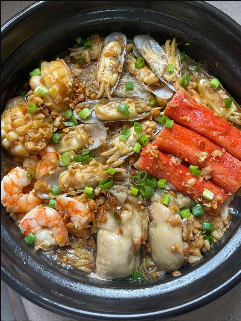 我妈做的蒜蓉粉丝海鲜煲,太好吃啦!