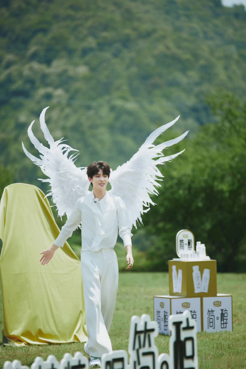 蔡徐坤黑天使vs黄明昊白天使 蔡徐坤黄明昊同款翅膀造型 蔡徐坤黄明昊