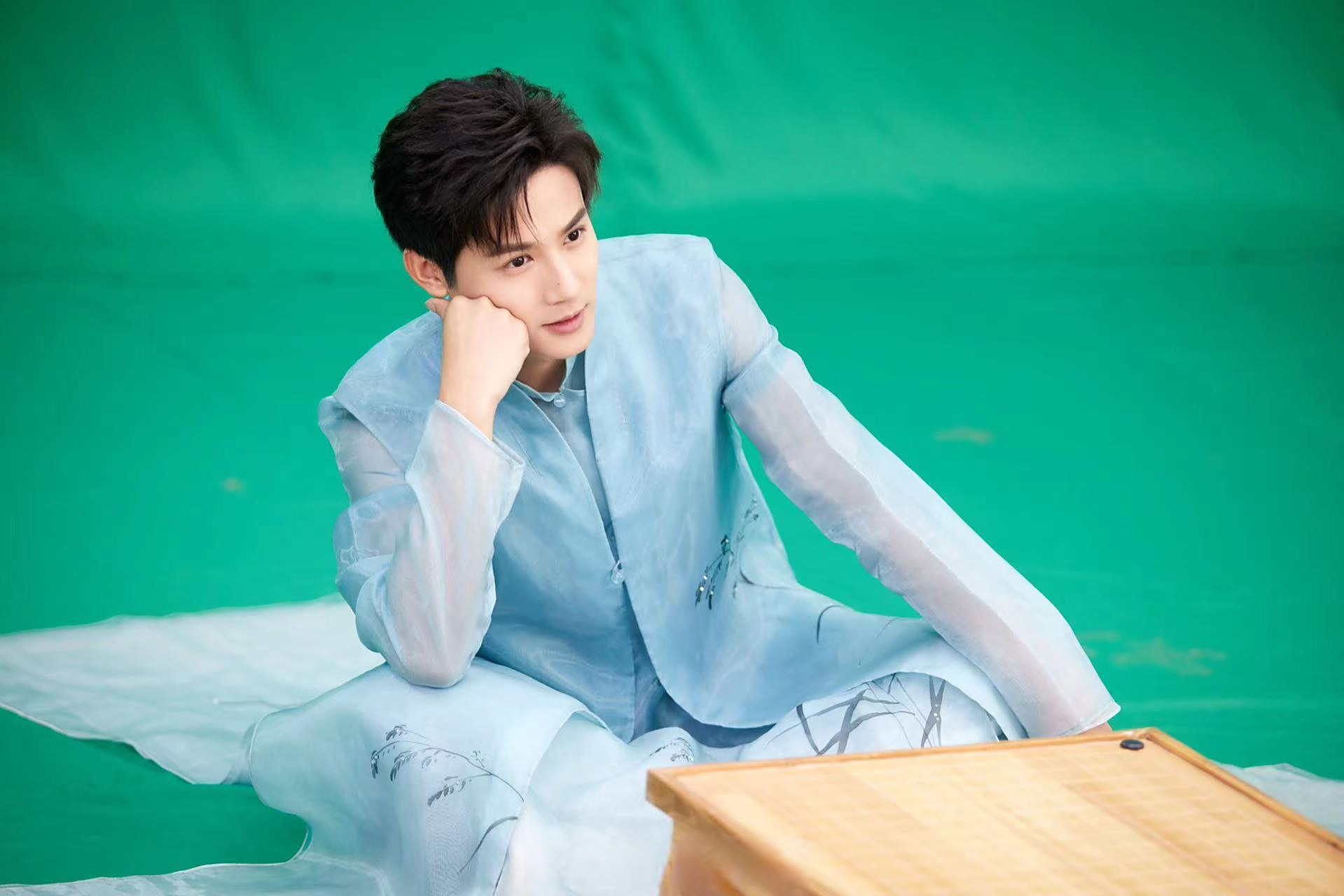 郑业成#郑业成绝美演唱风华鉴郑业成清雅中国风造型,像温润如玉的