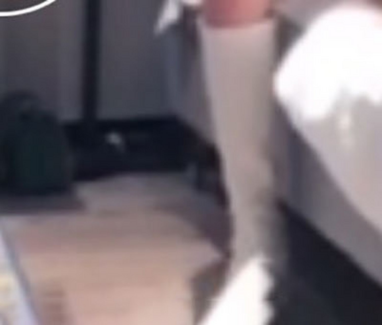 抖音胖乐白色战靴事件: 当时说胖乐在直播自己睡觉的时候,胖乐不小心