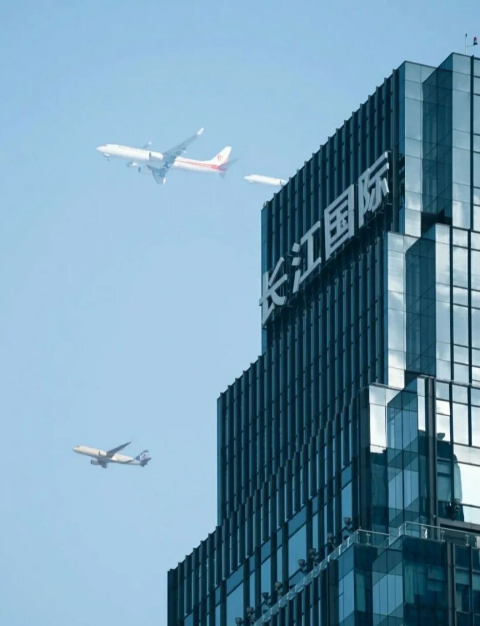 长江国际背景图   这栋楼是多少女孩的梦想 一座普通的城市 因为一群