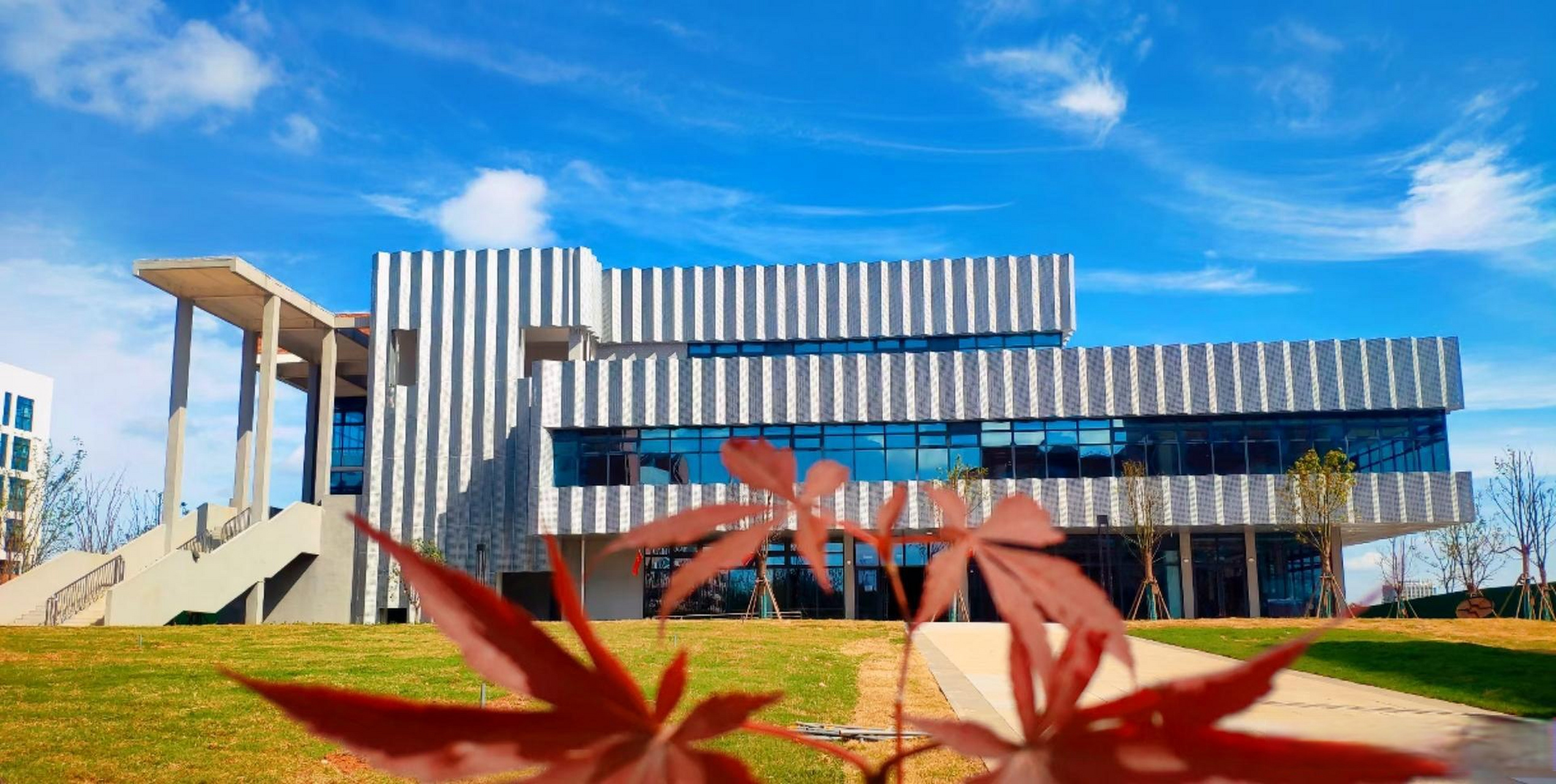 信阳高级中学北湖校区迎首批新生】新十八街西,纬南三路北,依湖而建