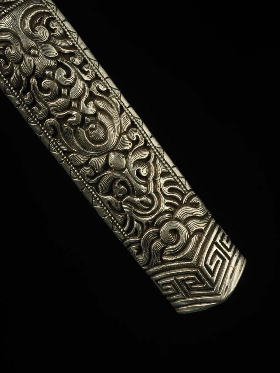 所见最美的一把纯银老藏刀 # 刀鞘纯银手工錾刻,刀锋完整 除了价高,没