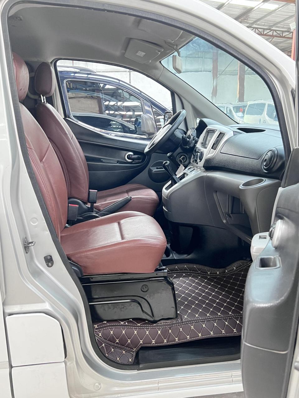 郑州日产nv200 全车改色 7座232座位布局 可拉人可拉货 可改露营车 1.