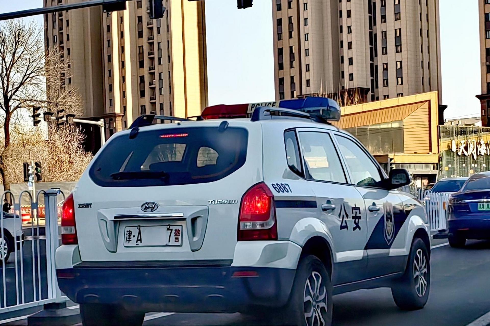 现代途胜警车街拍偶遇现在途胜 交通安全