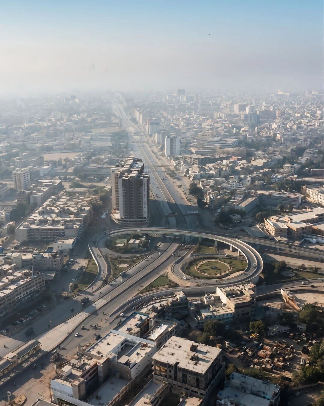 巴基斯坦第一大城市卡拉奇,人口2000多万,人均gdp5300美元