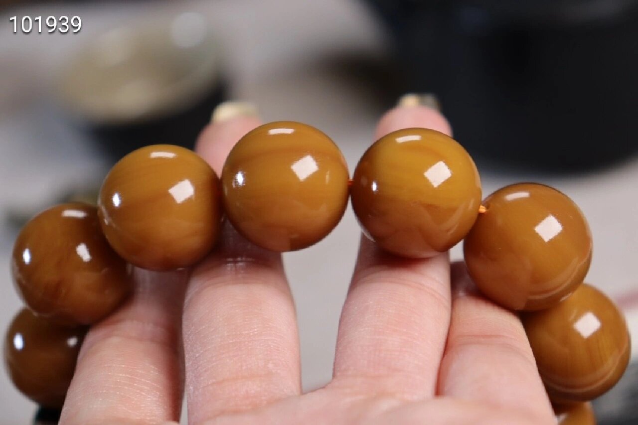 龙涎香"灰琥珀"圆珠手链,搭配老灵骨财神,虬角跑环,纹路自然!