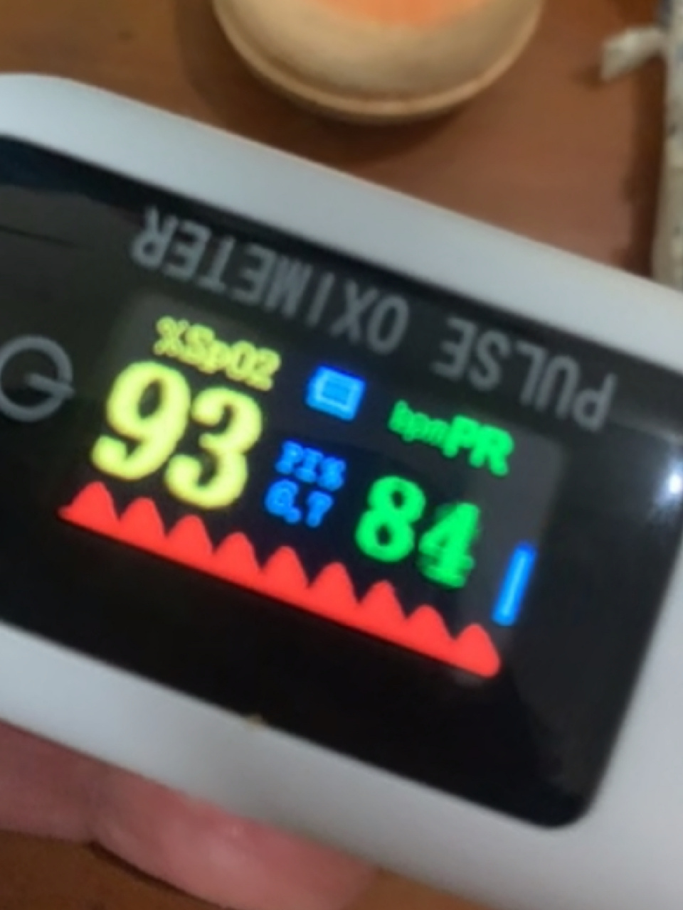 70岁老人血氧93,心率84正常嘛 刚刚第一次外婆自己在她家测的89j急死