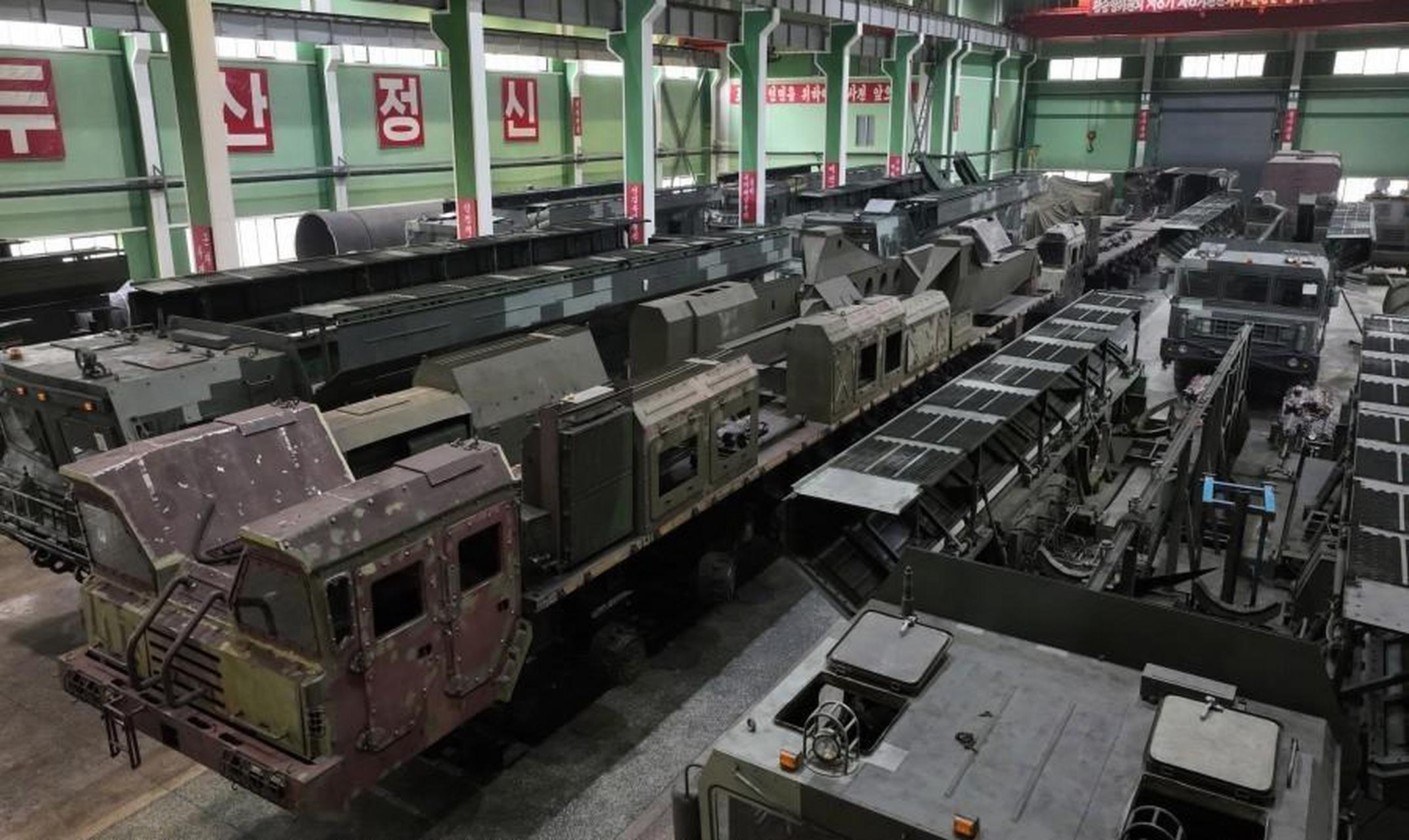 朝鲜的多轴重型运载车辆生产线.