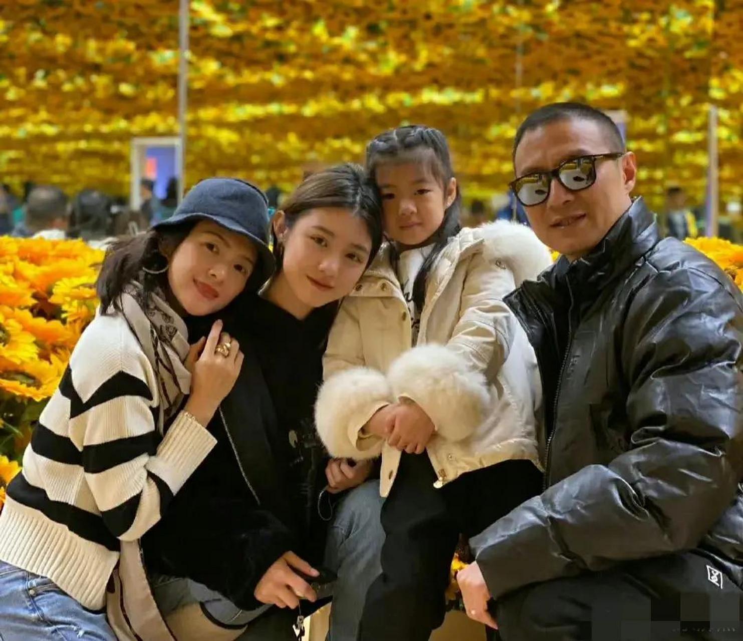 汪峰一家五口的全家福,颜值最高的居然还是大女儿小苹果,醒醒长的像