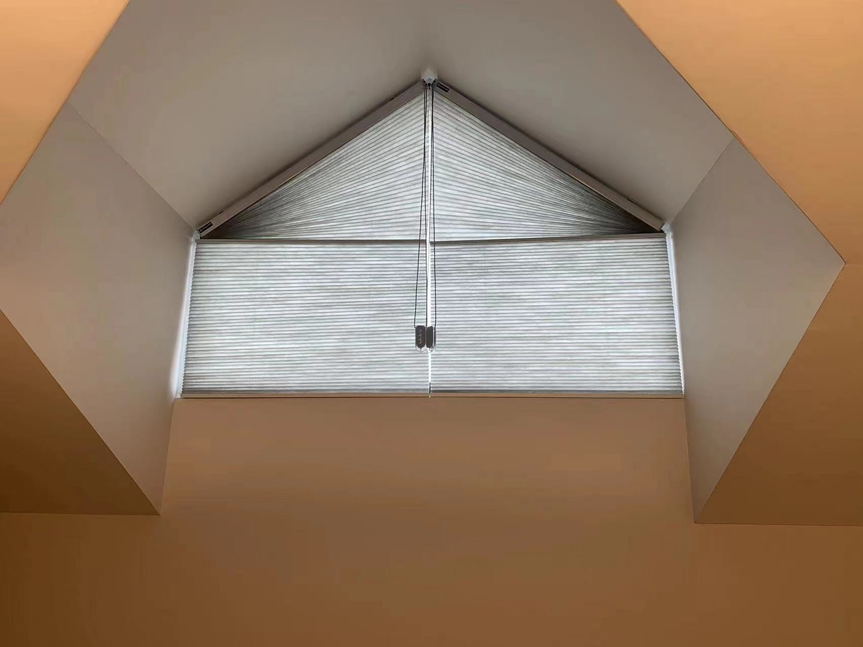 蜂巢帘——异形窗解决方案.