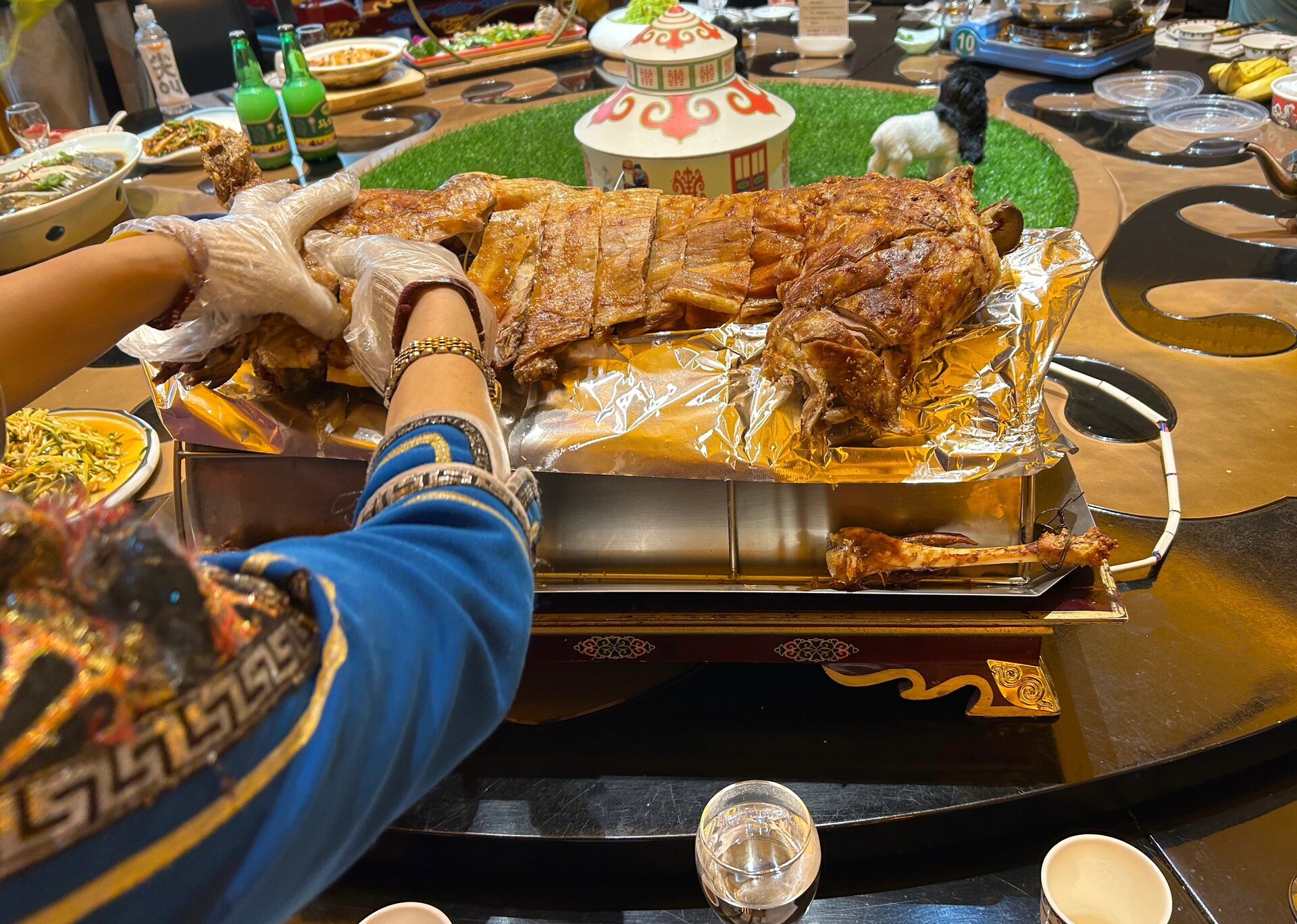 蒙古人烤全羊 第一次吃烤全羊,小伙伴们跑完了马拉松一起干饭[庆祝]