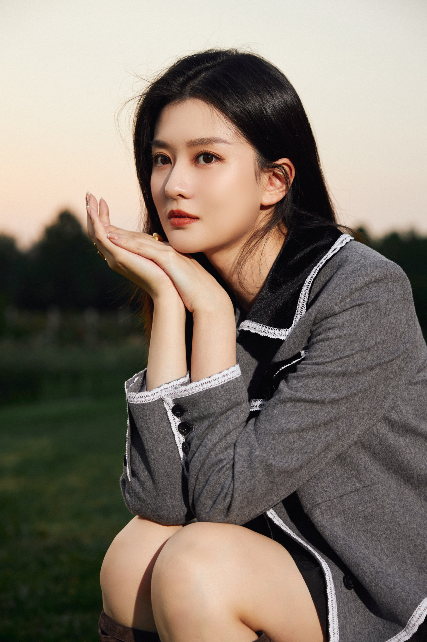 乔欣秋日写真大片:一身灰色西装,青春亮丽,甜美可人.