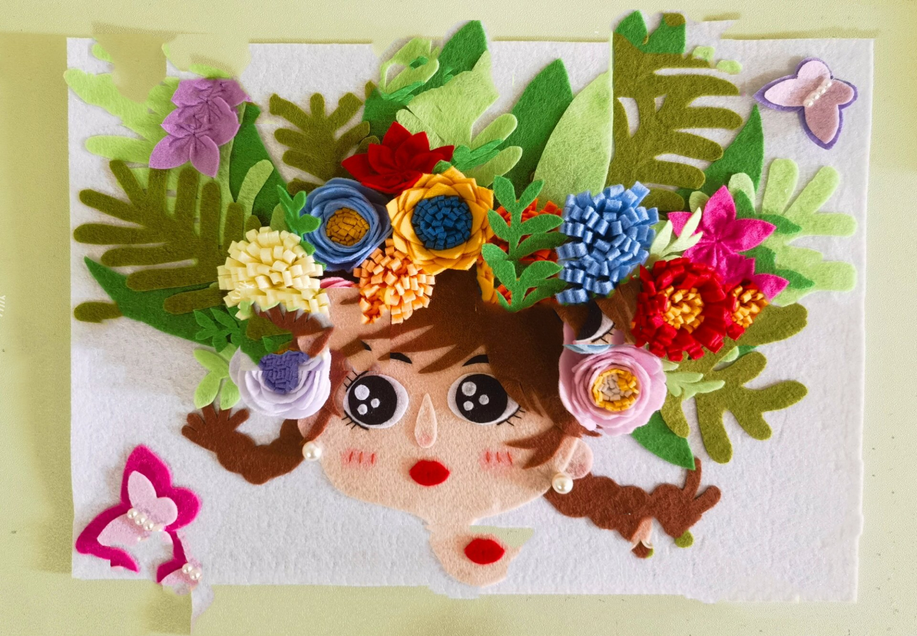 不织布剪贴画 小小的脑袋承受了它不该承受的 	 其实加个身体加个背景