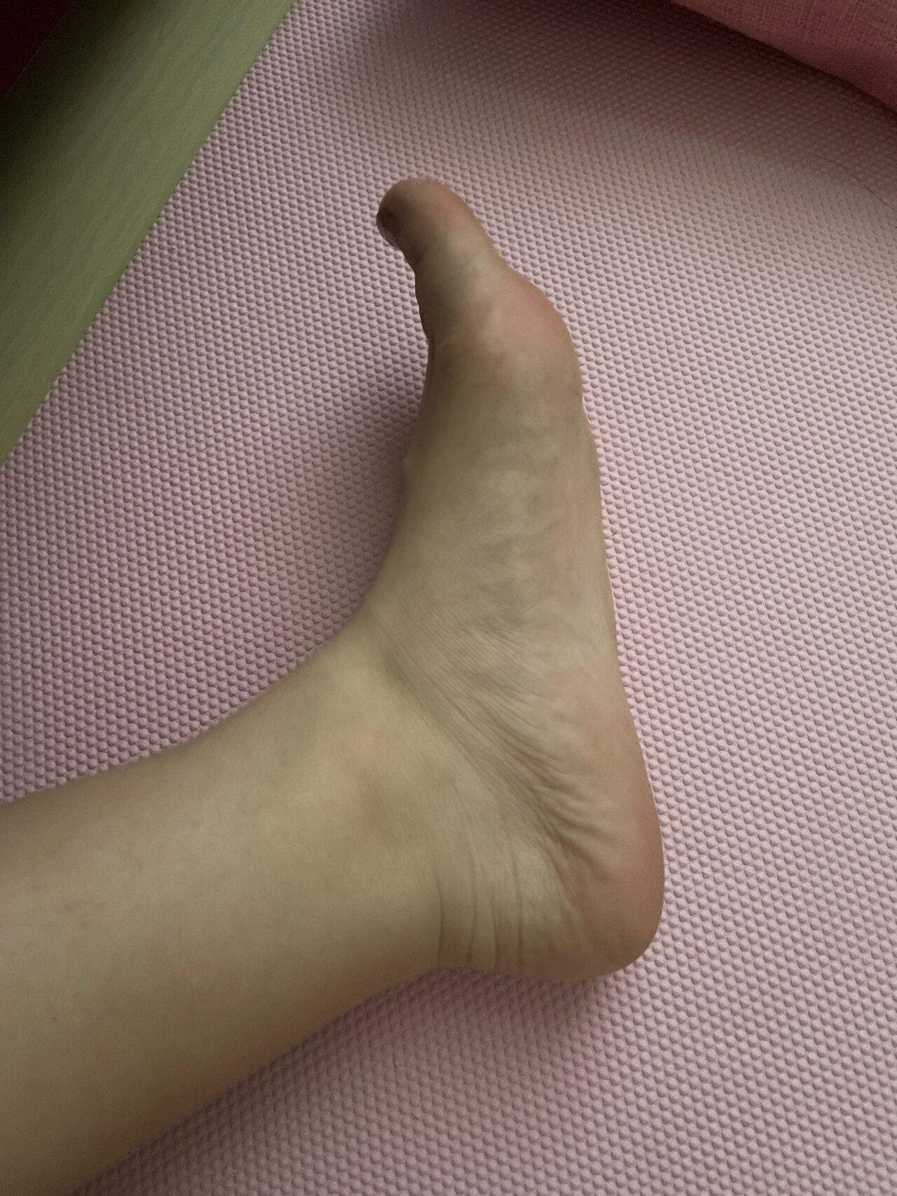 各位评鉴一下,这是扁平足吗! 没有脚脖子就算了,突然发现还是扁平足