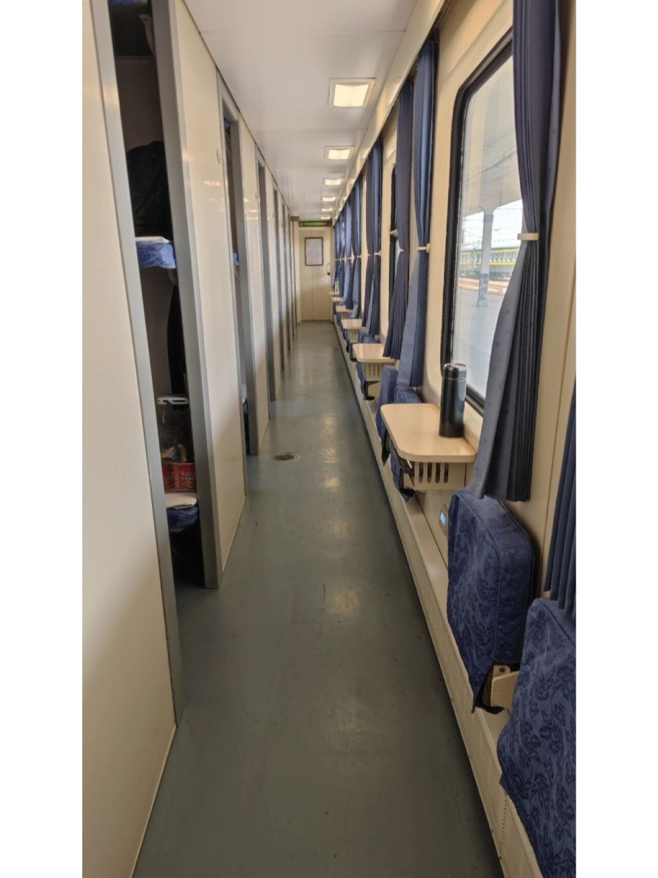 软卧比硬卧贵那么多,有啥区别吗 硬卧:六个人,上铺和中铺都很难抬起头