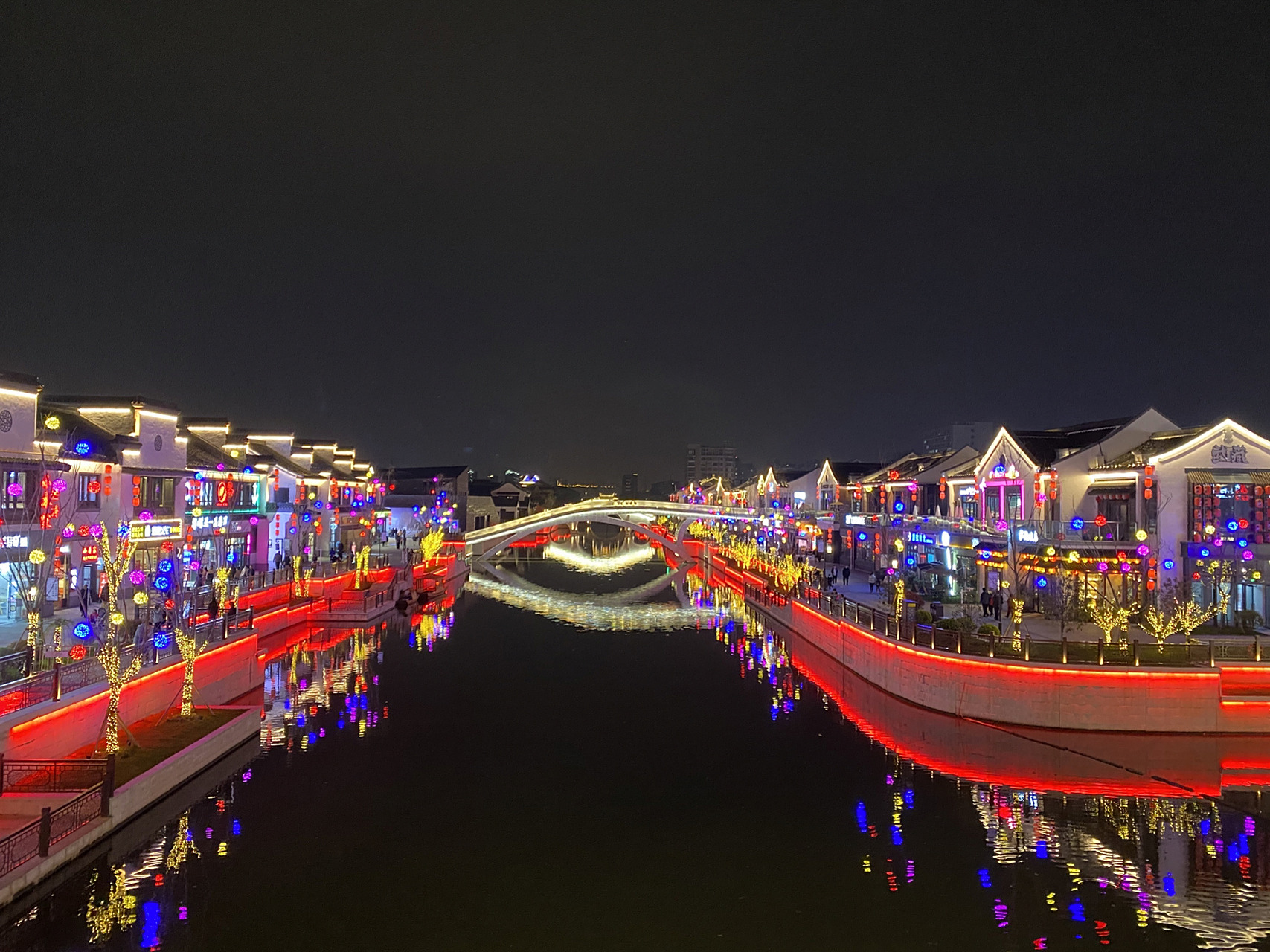 梅里古镇的美食～～～ 梅里古镇开了好久了,听说人一直很多,不想人挤