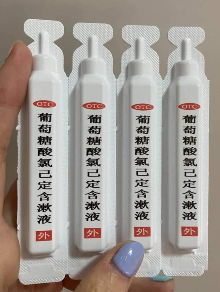 下颚出现按压疼痛的疙瘩,常见原因包括毛囊炎,皮脂腺囊肿等