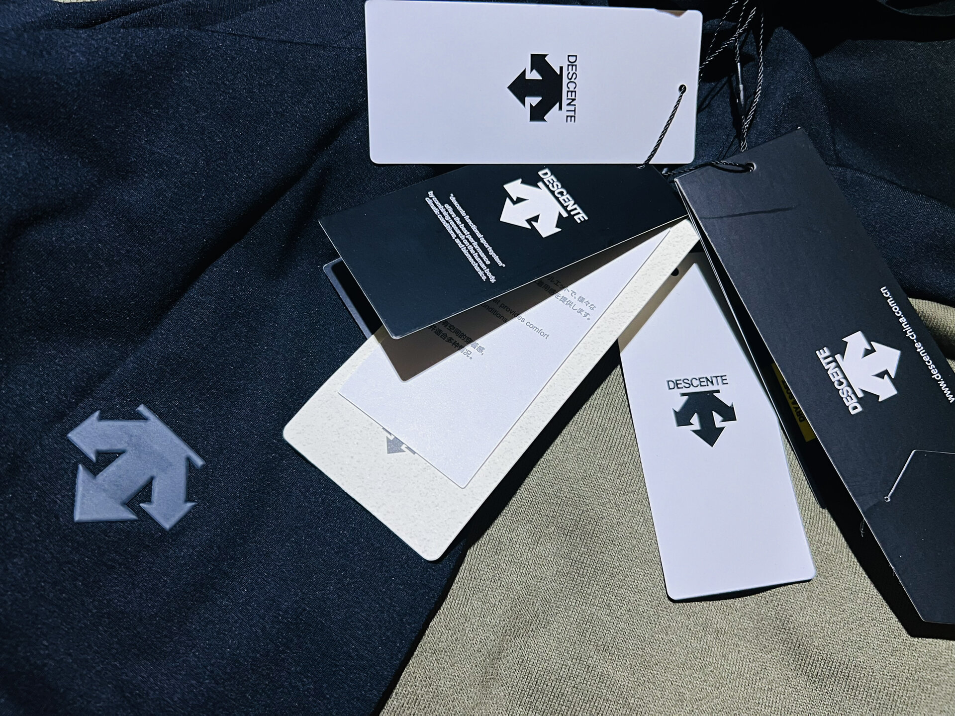 你们买的迪桑特几个吊牌?总感觉国内的是山寨版