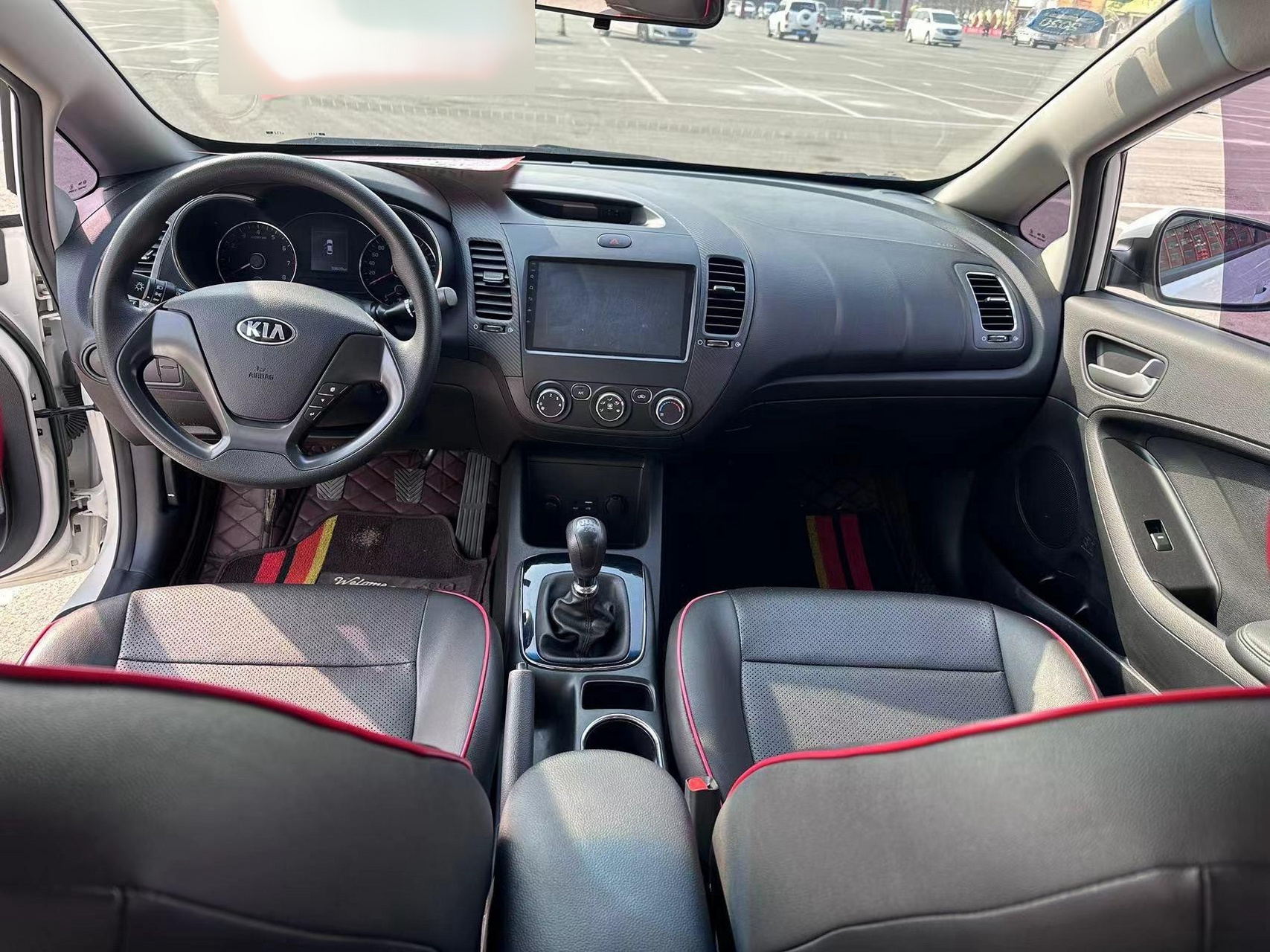 手动挡,本地个人一手车,3万公里实表,白车黑色内饰半多功能方向盘,大