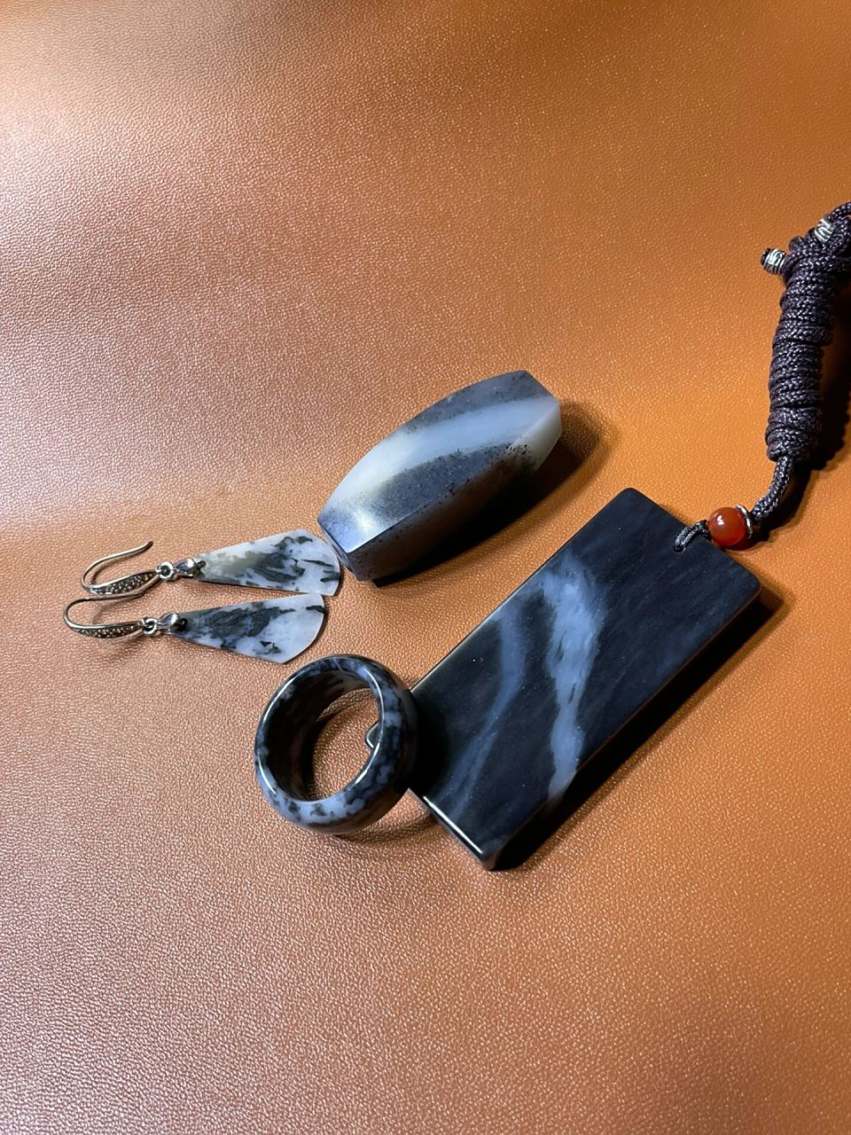 青花山料多产自与青海格尔木叶城,青花籽料则产自于新疆卡拉喀什河